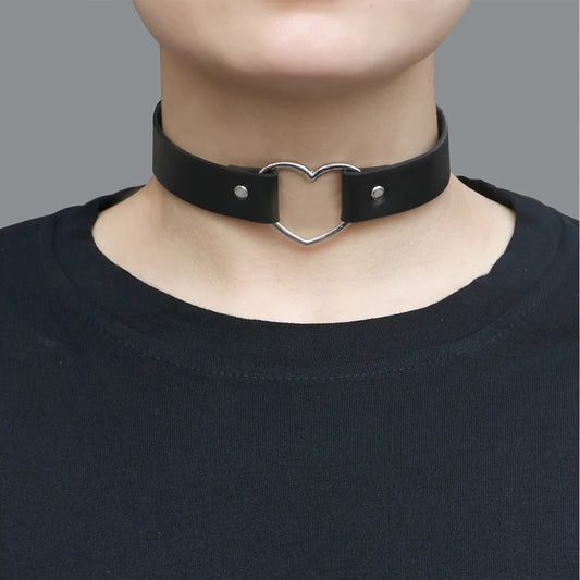 Leather heart-shaped collar with soft and unique heart-shaped design, long and stylish street style necklace